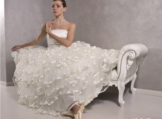 Abito a balze in tulle con nastro di raso