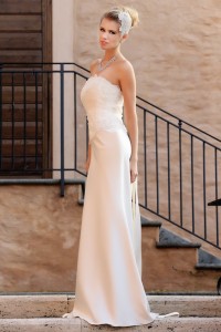 Abito a sirena in raso di seta con corpetto drappeggiato in tulle, con scollo e vita in pizzo rebrodè