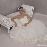 Abito stile barocco in tulle manoseta con ricca balza su fondo della gonna e pregiatissima passamaneria a rifinire -4-