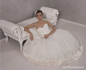 Abito stile barocco in tulle manoseta con ricca balza su fondo della gonna e pregiatissima passamaneria a rifinire -4-