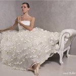 Abito a balze in tulle con nastro di raso