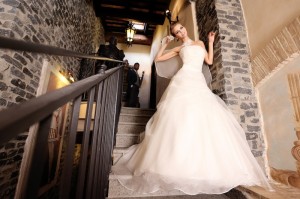 Abito con corpetto drappeggiato e pizzo rebrodè ricamato a a mano con gonna in organza leggerissima