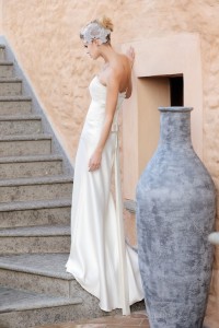 Abito a sirena in raso di seta con corpetto drappeggiato in tulle, con scollo e vita in pizzo rebrodè